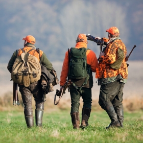 Lengericher Versicherungen - drei Jäger auf Wiese
