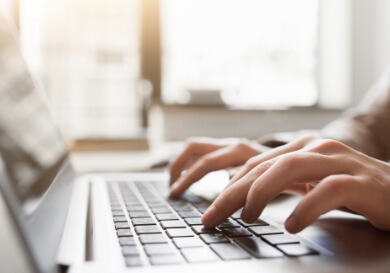 Lengericher Versicherungen - Frau benutzt Computer