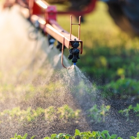 Lengericher Versicherungen - Maschine besprüht Feld mit Pestizide